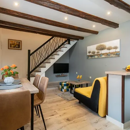 House 585 Mali Vareski