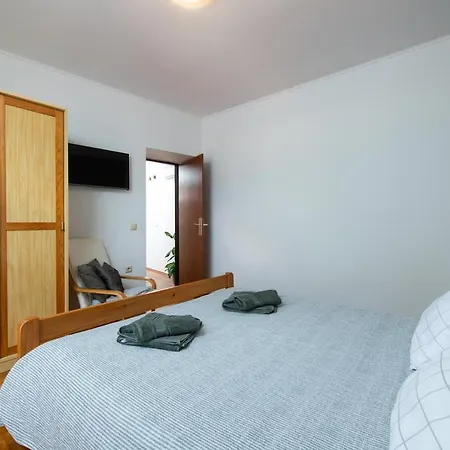 House 585 Mali Vareski