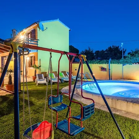 House 585 Mali Vareski