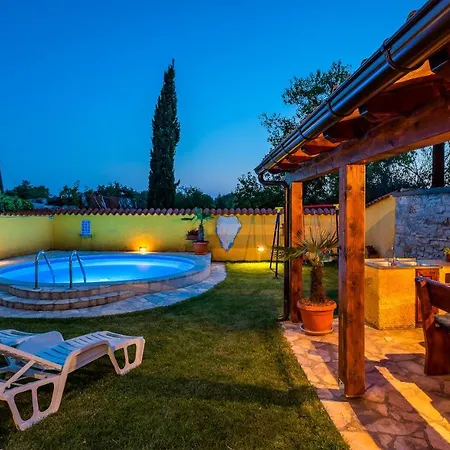 House 585 * Mali Vareski