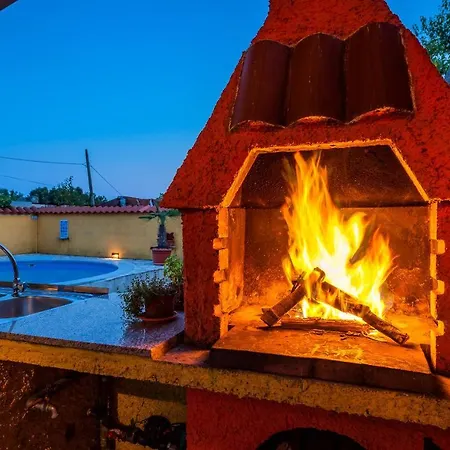 House 585 * Mali Vareski